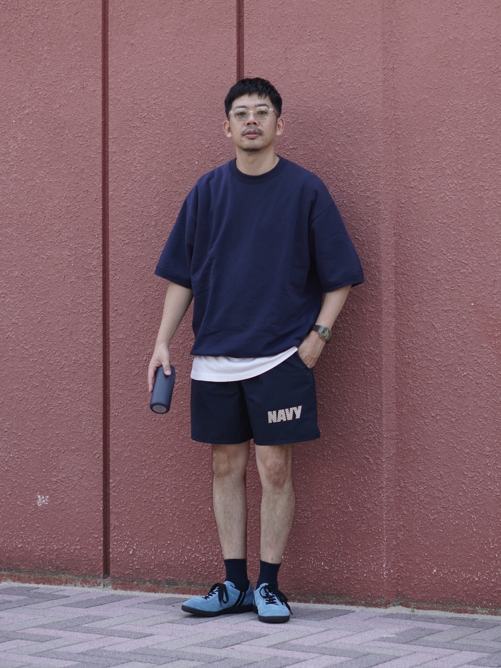 「ネイビーコーデ、スウェット、レイヤードスタイル、ショートパンツ、ハーフパンツ、シンプルコーデ、休日スタイル、ラフ、スポーツミックス、サングラス、スニーカー、Patrick」｜「Steven Alanのアイテム（スウェット、ブルー系）」を使った、matsu_no_motoさん（メンズ・176cm）の秋コーディネートの1枚目の写真