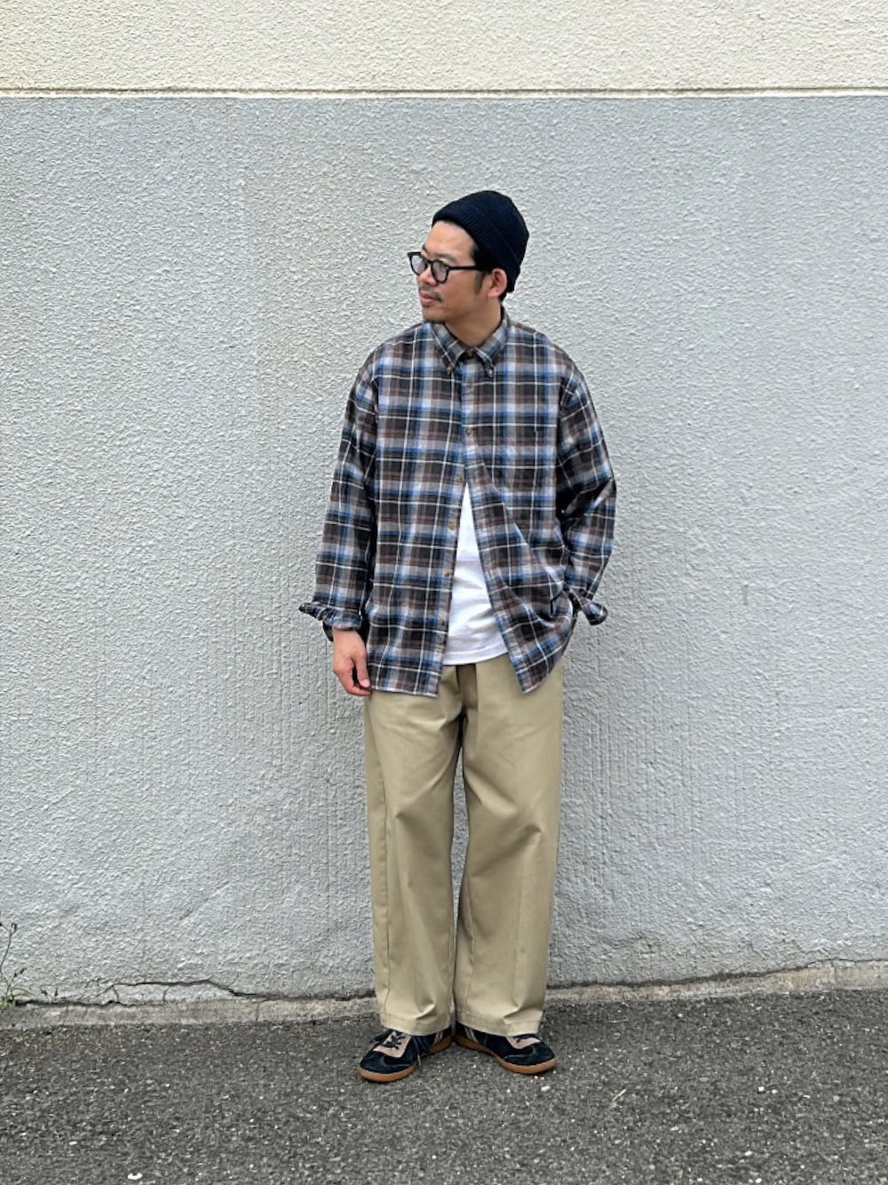 「アメカジ、チェックシャツ、シンプルコーデ、チノパン、ワイドパンツ、ニット帽、サングラス、スニーカー、Patrick」｜「MOATのアイテム（ニットキャップ/ビーニー、ブルー系）」を使った、matsu_no_motoさん（メンズ・176cm）の夏コーディネートの1枚目の写真