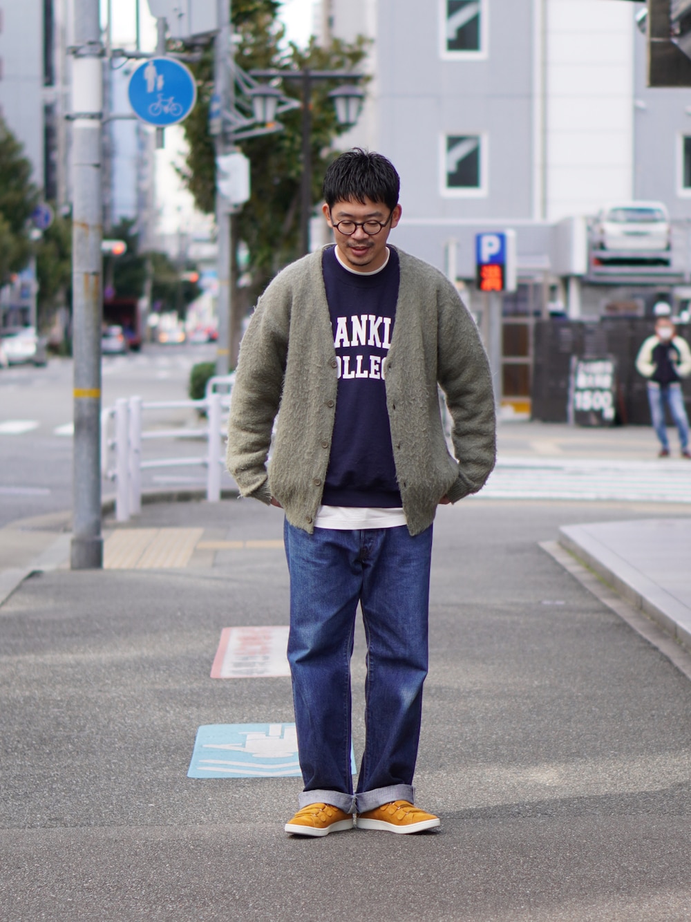 「ゆるコーデ、古着、古着MIX、カーディガン、モヘアカーディガン、ロゴスウェット、デニムパンツ、スニーカー、Patrick、めがね、メガネ男子、レイヤードスタイル」｜「BEAMSのアイテム（カーディガン/ボレロ、グリーン系）」を使った、matsu_no_motoさん（メンズ・176cm）の冬コーディネートの1枚目の写真
