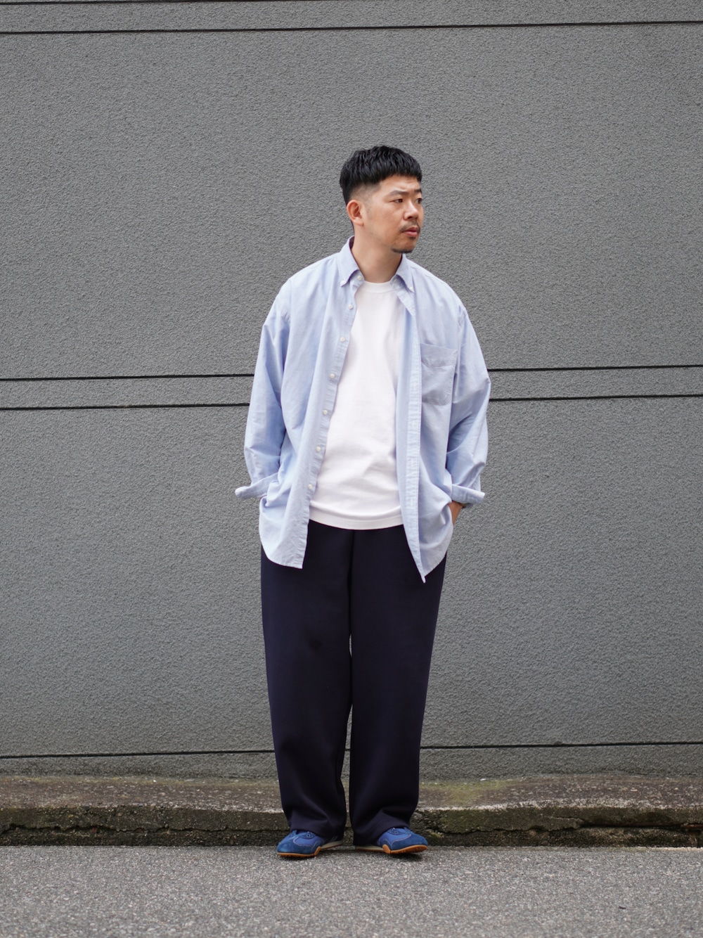「ラフ、シンプルコーデ、休日スタイル、スウェットパンツ、ワイドパンツ、オーバーサイズ、スニーカー、スリッポン、Patrick」｜「PROTAGのアイテム（Tシャツ/カットソー、ホワイト系）」を使った、matsu_no_motoさん（メンズ・176cm）の春コーディネートの1枚目の写真