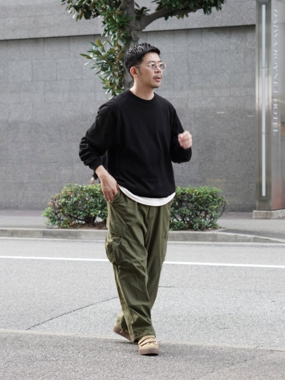 「秋服まるっと大公開、秋コーデ、カーゴパンツ、シンプルコーデ、大人カジュアル、黒ニット、レイヤードスタイル、サングラス、厚底シューズ、Patrick」｜「HINSONのアイテム（カーゴパンツ、グリーン系）」を使った、matsu_no_motoさん（メンズ・176cm）の秋コーディネートの1枚目の写真