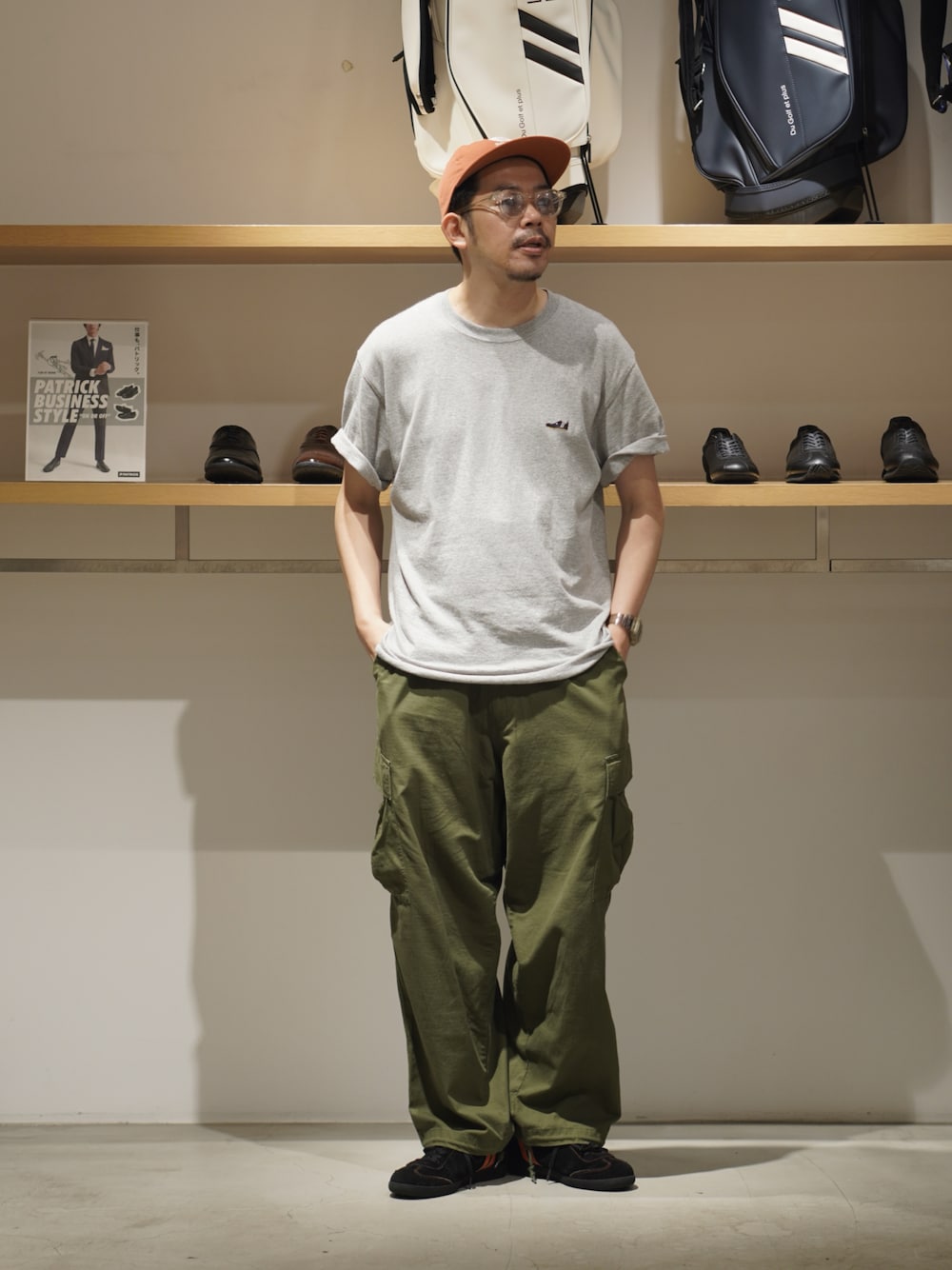 「夏コーデ、グレーTシャツ、ミリタリー、ミリタリーパンツ、カーゴパンツ、キャップ、サングラス、スニーカー、Patrick」｜「PATRICKのアイテム（Tシャツ/カットソー、グレー系）」を使った、matsu_no_motoさん（メンズ・176cm）の夏コーディネートの1枚目の写真
