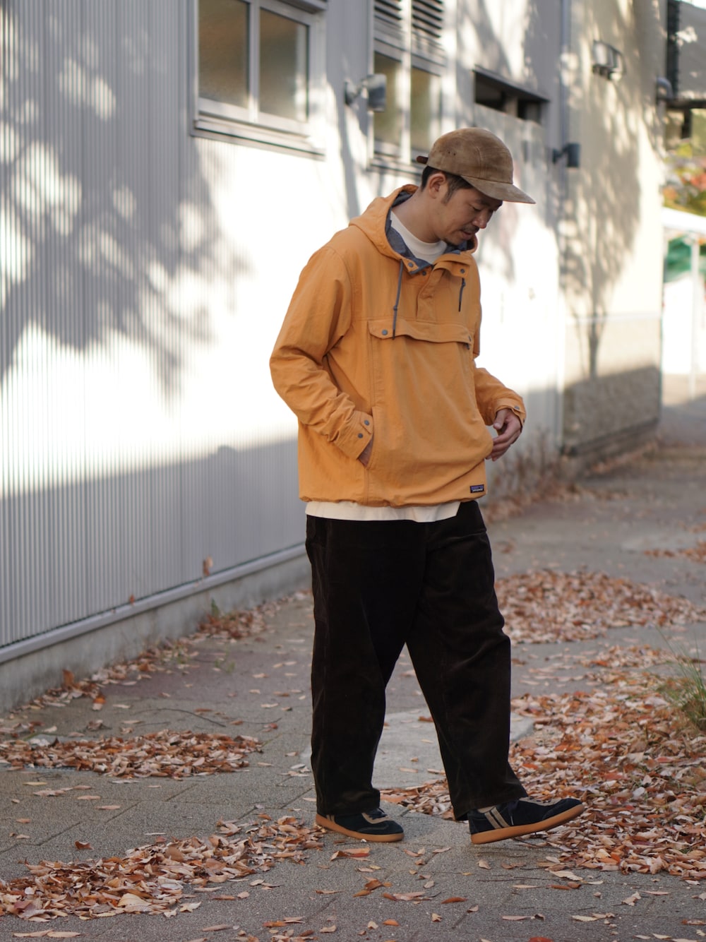 「秋服、秋冬コーデ、シンプルコーデ、プルオーバー、アノラックパーカー、レイヤードスタイル、オレンジ、ブラウン、キャップ、コーデュロイパンツ、ワイドパンツ、スニーカー、Patrick」｜「Hender Schemeのアイテム（キャップ、ブラウン系）」を使った、matsu_no_motoさん（メンズ・176cm）の秋コーディネートの1枚目の写真