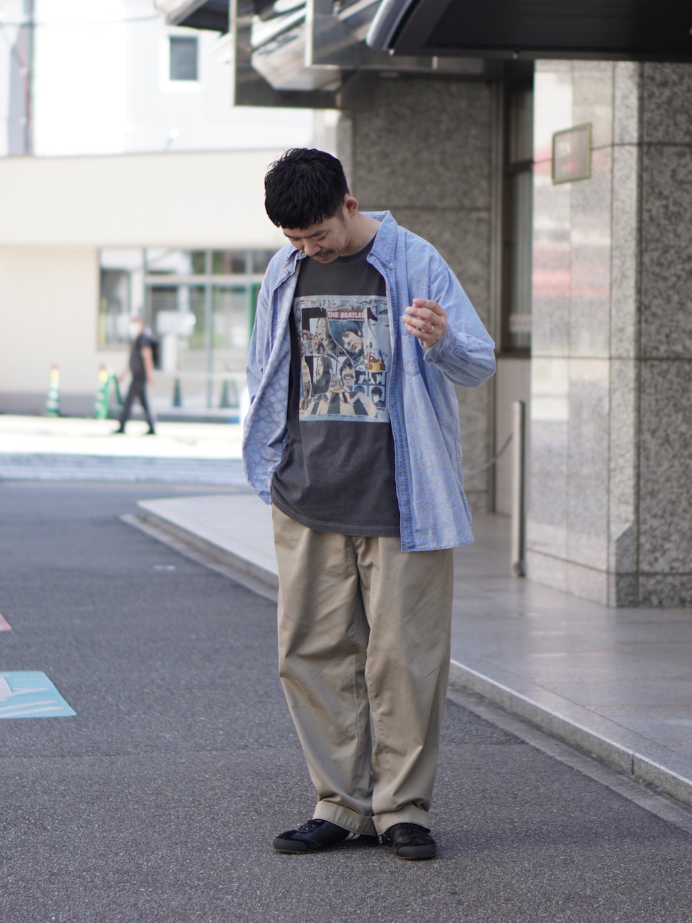 「休日スタイル、秋服、秋コーデ、シャツスタイル、柄シャツ、古着、ビッグシルエット、ロックT、バンドT、チノパン、ワイドパンツ、スニーカー、黒スニーカー、Patrick」｜「古着のアイテム（シャツ/ブラウス、ブルー系）」を使った、matsu_no_motoさん（メンズ・176cm）の秋コーディネートの1枚目の写真