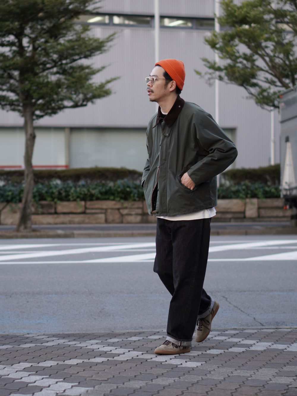 「デートコーデ、オレンジ、レイヤードスタイル、ニット帽、サングラス、ブラックデニム、スニーカー、Patrick、バブアー、barbour」｜「few.のアイテム（サングラス、その他）」を使った、matsu_no_motoさん（メンズ・176cm）の冬コーディネートの1枚目の写真