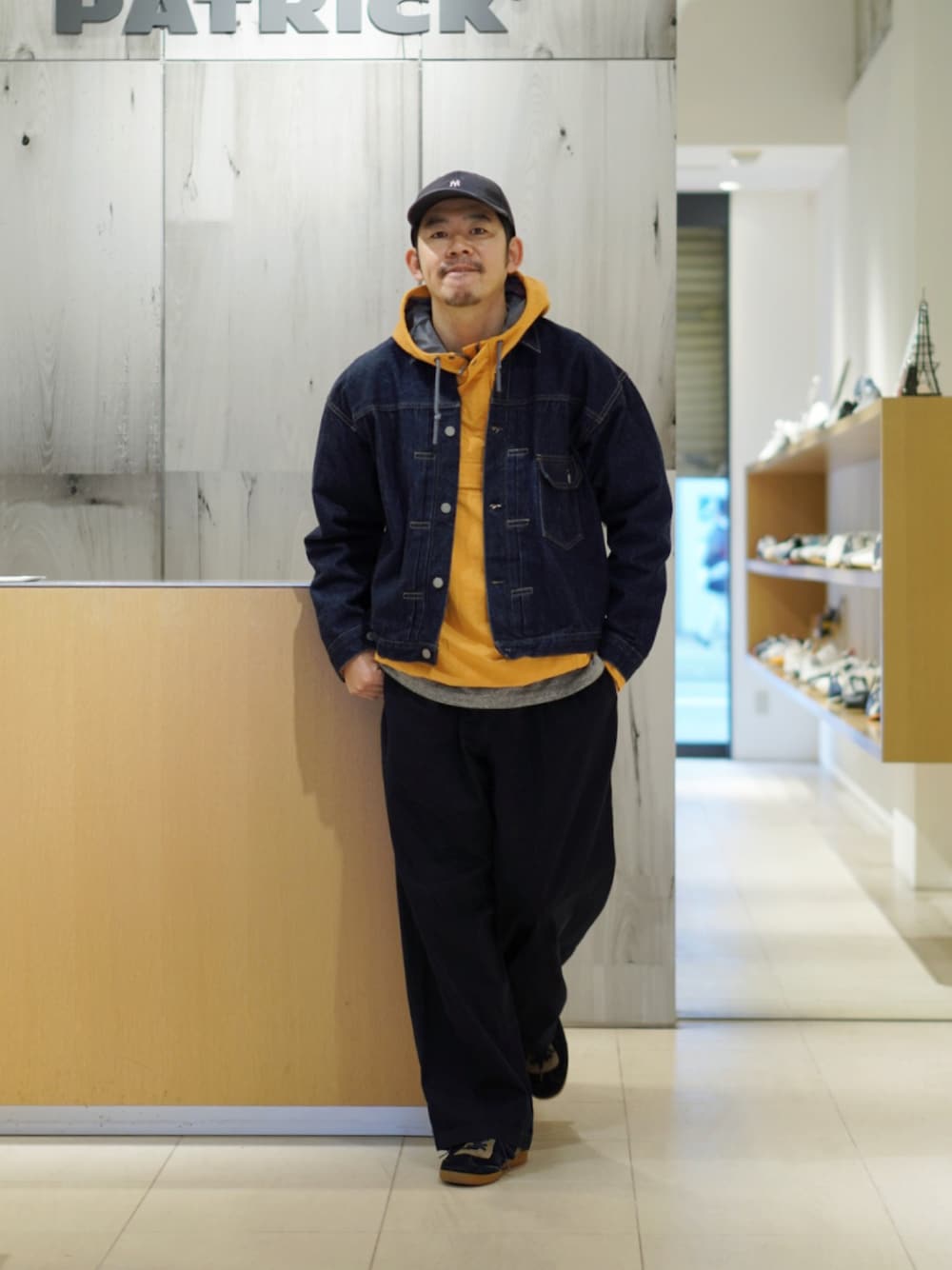 「デニムジャケット、Gジャン、オレンジ、レイヤードスタイル、アノラックパーカー、キャップ、ネイビーコーデ、スニーカー、Patrick」｜「NEW ERAのアイテム（キャップ、ブルー系）」を使った、matsu_no_motoさん（メンズ・176cm）の冬コーディネートの1枚目の写真