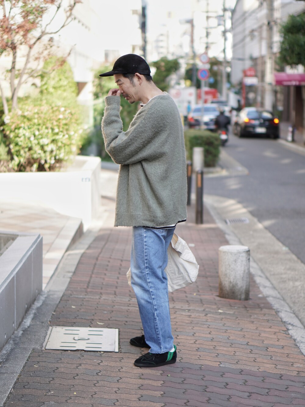 「秋冬コーデ、休日スタイル、ニット、カーディガン、グリーン、デニム、古着、古着MIX、ボーダー、キャップ、トートバッグ、スニーカー、黒スニーカー、Patrick」｜「BEAMSのアイテム（ニット/セーター、グリーン系）」を使った、matsu_no_motoさん（メンズ・176cm）の秋コーディネートの1枚目の写真