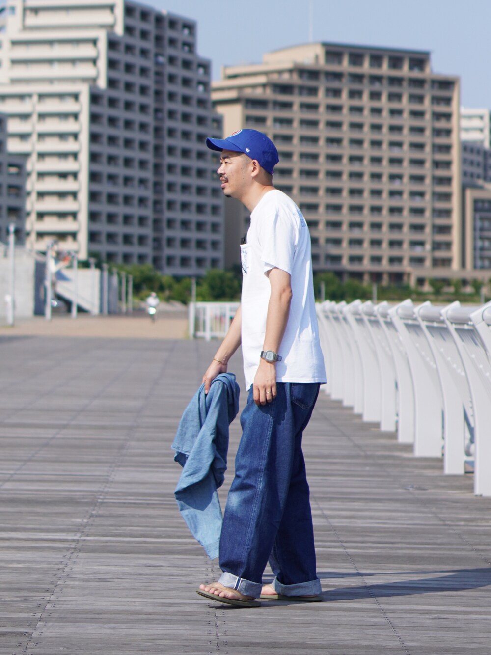 「夏コーデ、ビーチサンダル、白Tシャツ、デニムパンツ、白Tシャツ×デニム、キャップ、ブルーコーデ、休日スタイル、シンプルコーデ」｜「Goodwear(Since1983)のアイテム（Tシャツ/カットソー、ホワイト系）」を使った、matsu_no_motoさん（メンズ・176cm）の夏コーディネートの1枚目の写真
