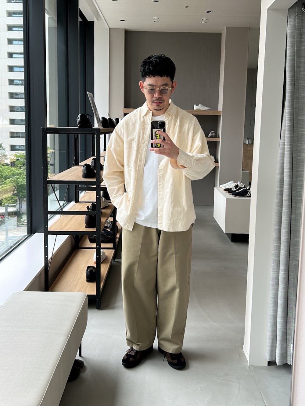 「大人カジュアル、ストライプシャツ、シンプルコーデ、チノパン、ワイドパンツ、サングラス、スニーカー、Patrick」｜「few.のアイテム（サングラス、その他）」を使った、matsu_no_motoさん（メンズ・176cm）の春コーディネートの1枚目の写真