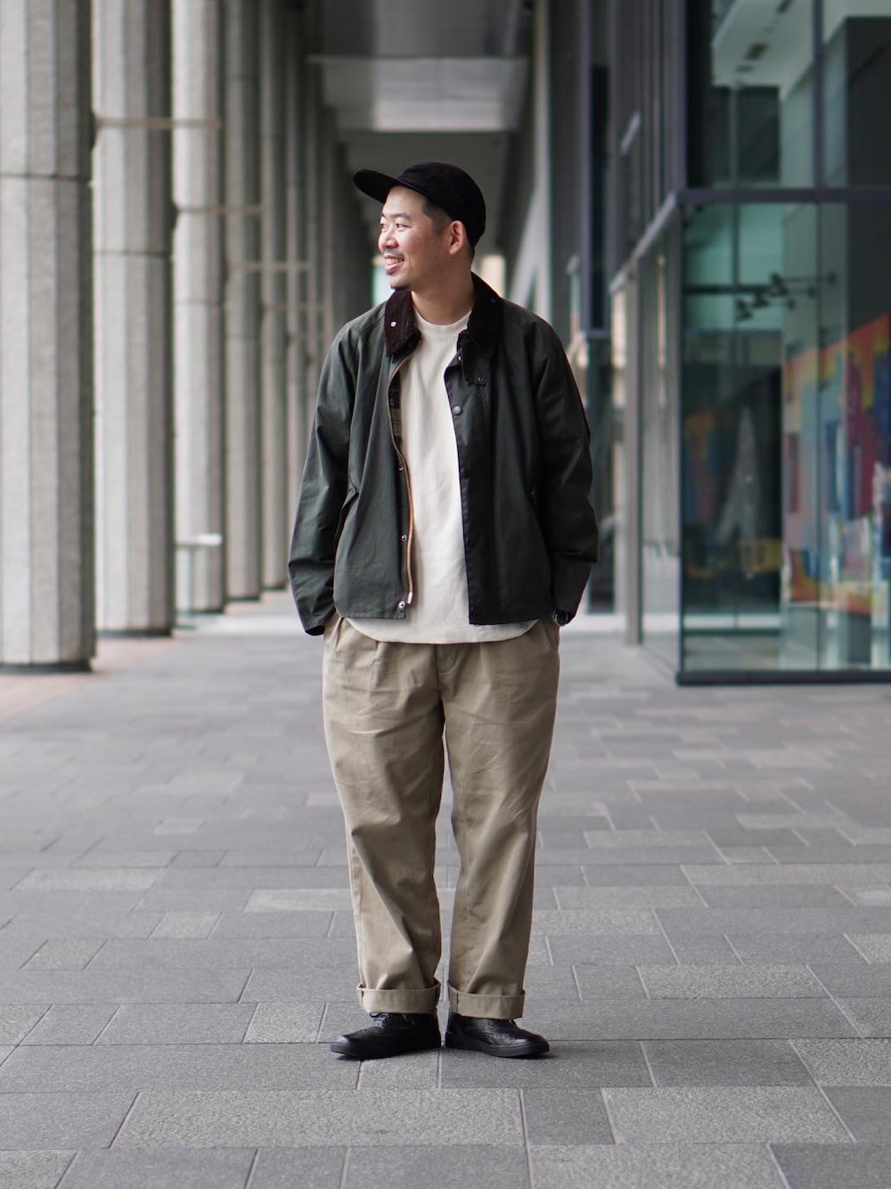 「スニーカー、チノパン、キャップ、大人カジュアル、ワイドパンツ、barbour、バブアー、シンプルコーデ、サーマル、Patrick、秋冬コーデ、ほめられ本命コーデ」｜「Hender Schemeのアイテム（キャップ、ブラック系）」を使った、matsu_no_motoさん（メンズ・176cm）の秋コーディネートの1枚目の写真