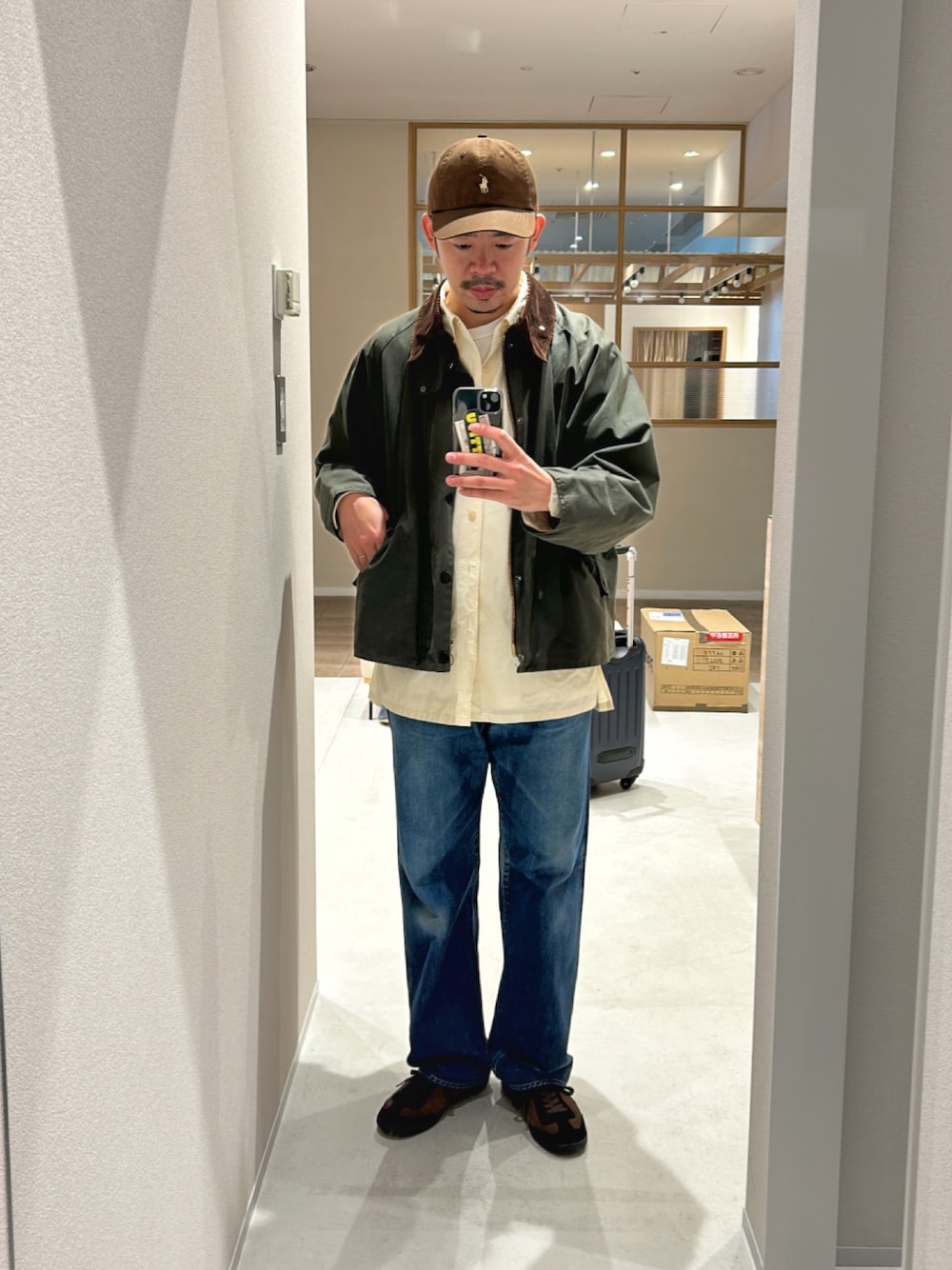 「最近のいい感じコーデ、秋冬コーデ、barbour、キャップ、レイヤードスタイル、バターイエロー、デニムパンツ、スニーカー、Patrick」｜「POLO RALPH LAURENのアイテム（キャップ、ブラウン系）」を使った、matsu_no_motoさん（メンズ・176cm）の秋コーディネートの1枚目の写真