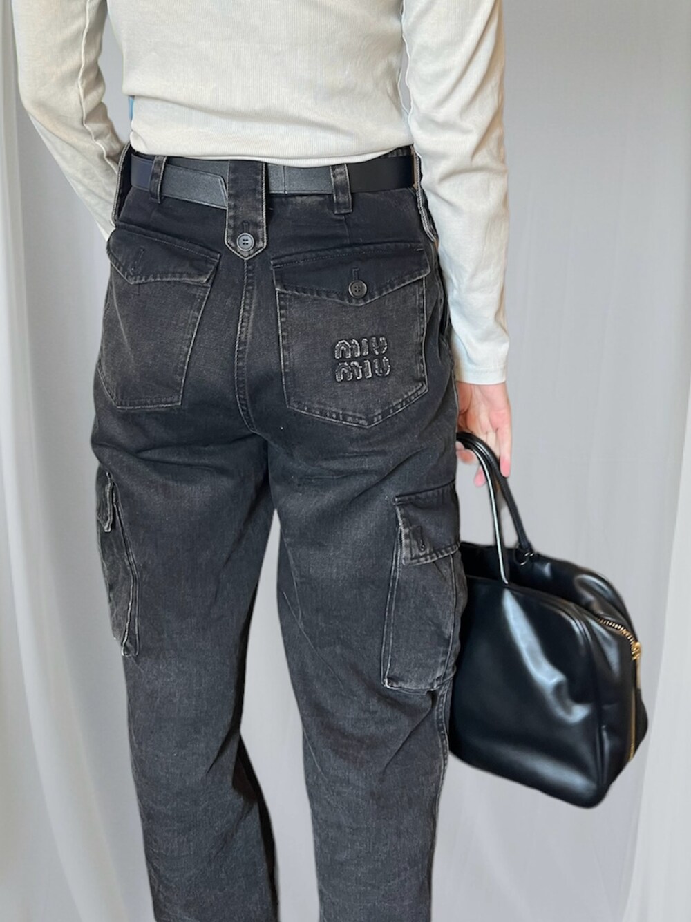 miu miuのデニムパンツを使った人気ファッションコーディネート