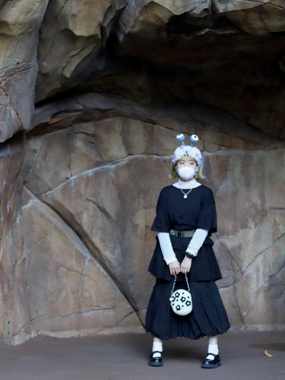 「ootd、冬コーデ、街頭穿搭、休閒、oversize、黑白搭配、disney」｜「PLACEBOのアイテム（シューズ、ブラック系）」を使った、Cyariさん（レディース・156cm）の冬コーディネートの1枚目の写真