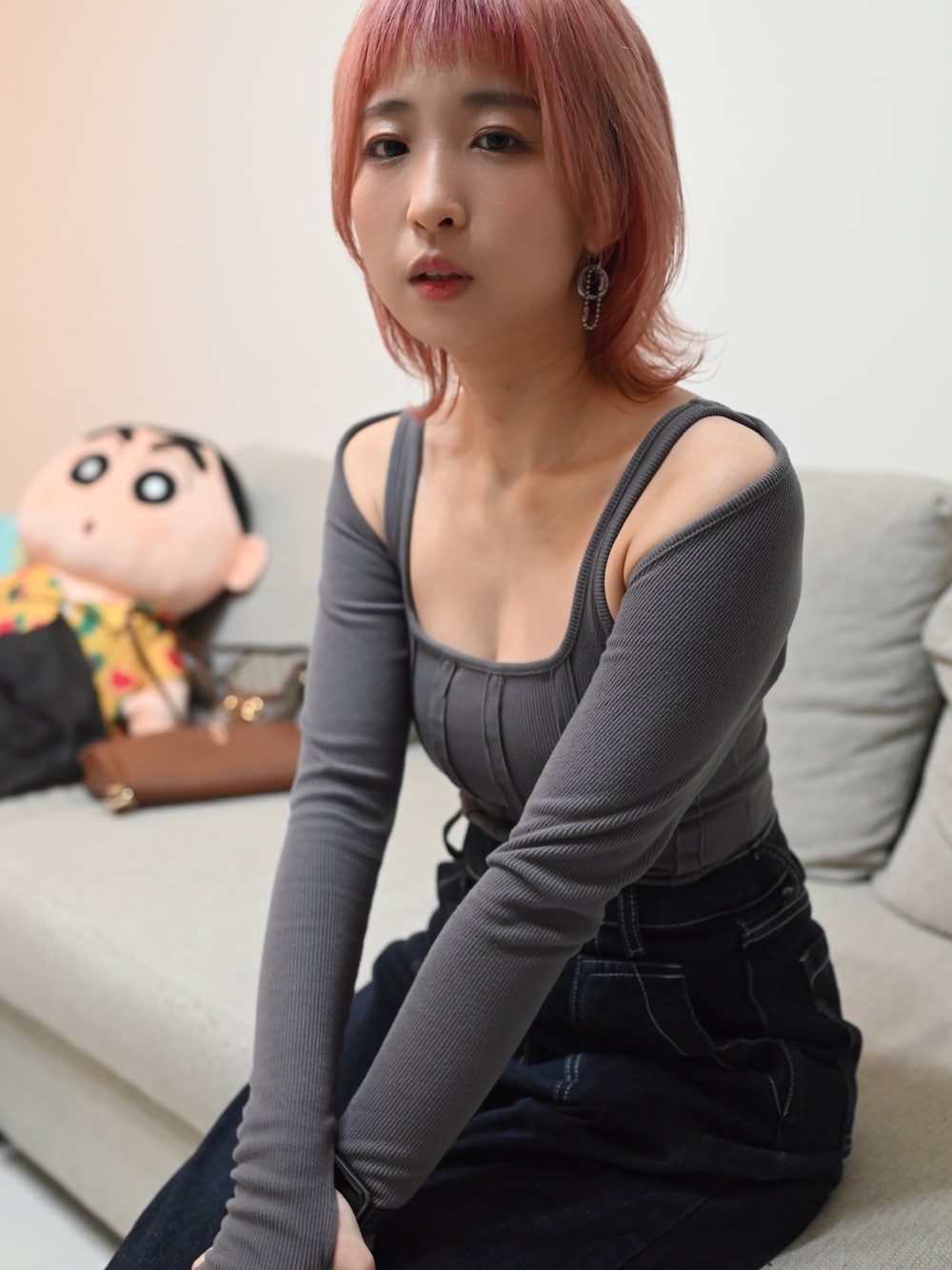 「ootd、夏、街頭穿搭、休閒、犬」｜「QUEEN SHOPのアイテム（デニムパンツ、ブルー系）」を使った、Cyariさん（レディース・156cm）の春コーディネートの1枚目の写真