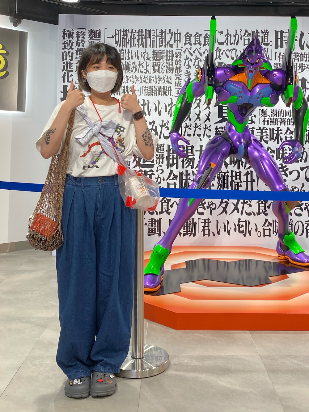 「ootd、夏、街頭穿搭、休閒、oversize」｜「crocsのアイテム（サンダル、グレー系）」を使った、Cyariさん（レディース・156cm）の秋コーディネートの1枚目の写真