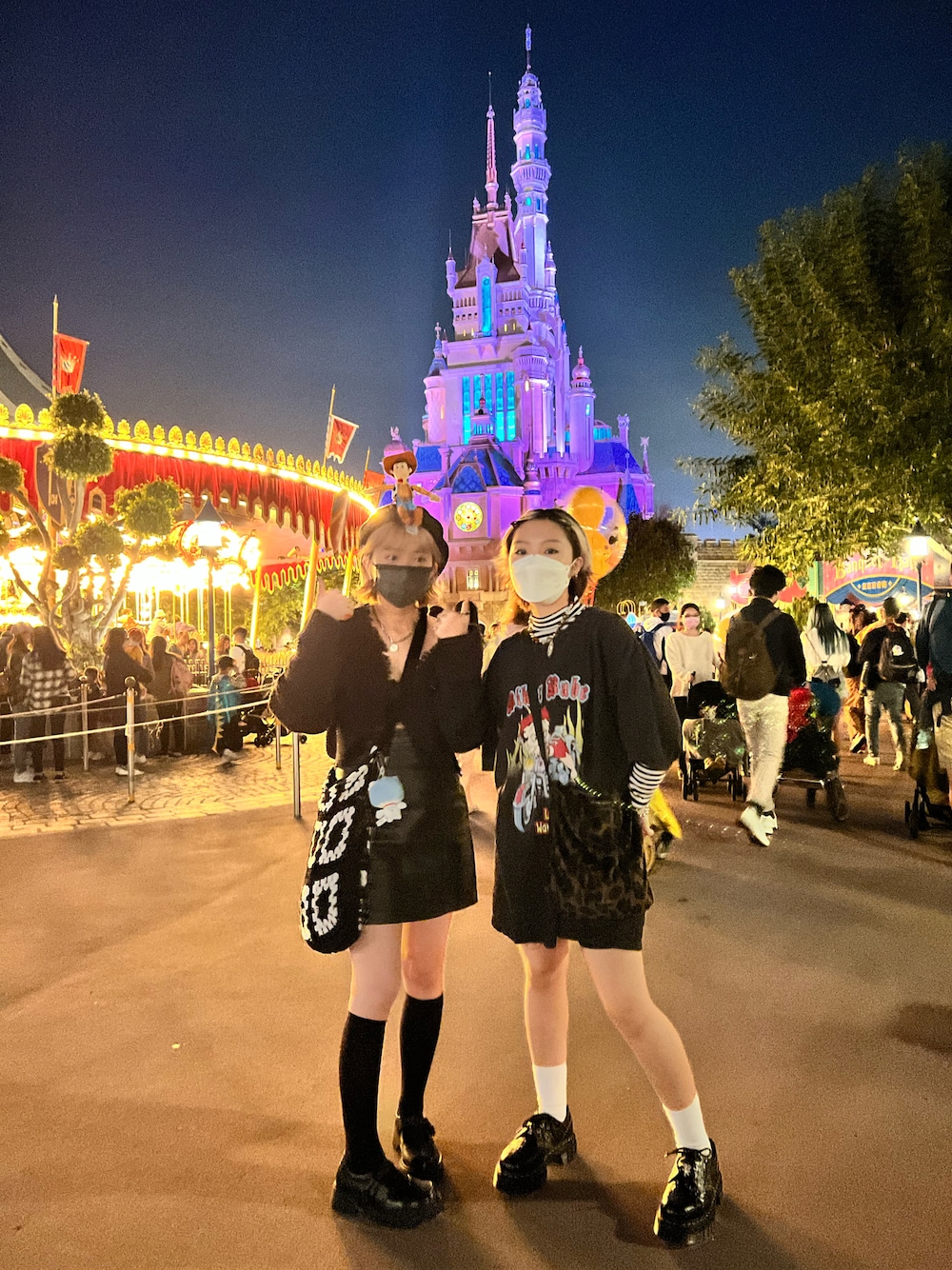 「disney、街頭穿搭、休閒、復古、oversize、古着MIX」｜「PLACEBOのアイテム（シューズ、ブラック系）」を使った、Cyariさん（レディース・156cm）の秋コーディネートの1枚目の写真