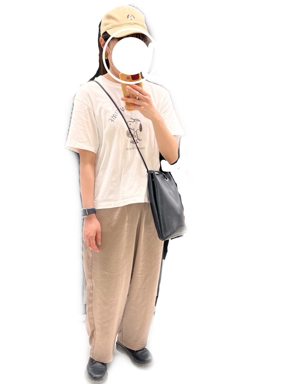 「ラクチンコーデ、パンツスタイル、カジュアル、カジュアルコーデ、プチプラ、プチプラコーデ、スヌーピー、Dr.Martens、Tシャツ、キャップ、白Tシャツ、ショルダーバッグ、ゆるコーデ、ゆるパンツ、夏コーデ」｜「UNIQLOのアイテム（Tシャツ/カットソー、ホワイト系）」を使った、😶さん（レディース・154cm）の春コーディネートの1枚目の写真