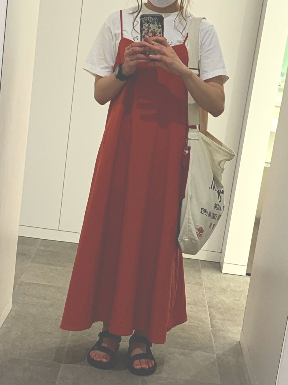 「夏、カジュアル、ワンピース、サンダル、プチプラ、teva、キャミワンピ、カジュアルコーデ、プチプラコーデ、白Tシャツ」｜「TevaのTeva/テバ　HURRICANE XLT2/ハリケーンXLT2 スポーツサンダル（サンダル、ブラック系）」を使った、😶さん（レディース・154cm）の夏コーディネートの1枚目の写真