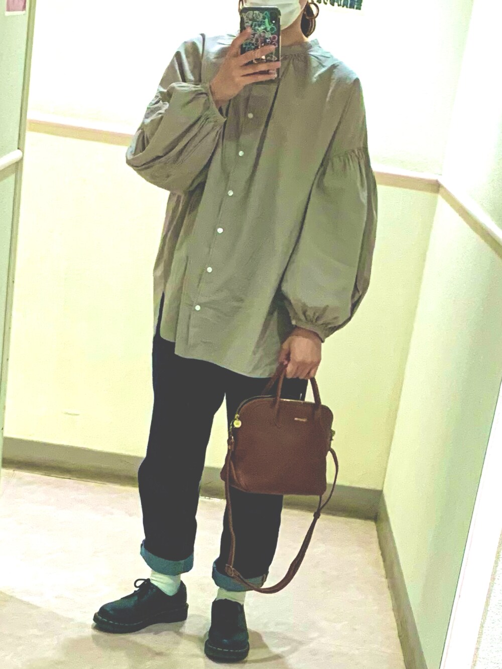 「カジュアル、シンプル、秋コーデ、ボリューム袖、カジュアルコーデ、きれいめカジュアル、Dr.Martens、ブラウス、デニム、デニムパンツ」｜「OMNESのアイテム（シャツ/ブラウス、ベージュ系）」を使った、😶さん（レディース・154cm）の秋コーディネートの1枚目の写真