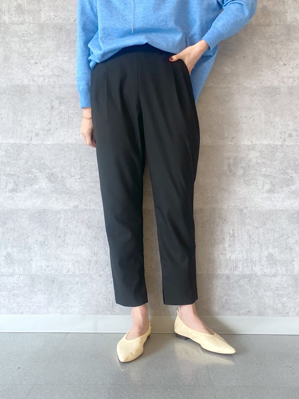 ブルー系のニット/セーター、ブルー系のショルダーバッグ、ブラック系のその他パンツを着用したレディースの冬コーディネートの4枚目の写真