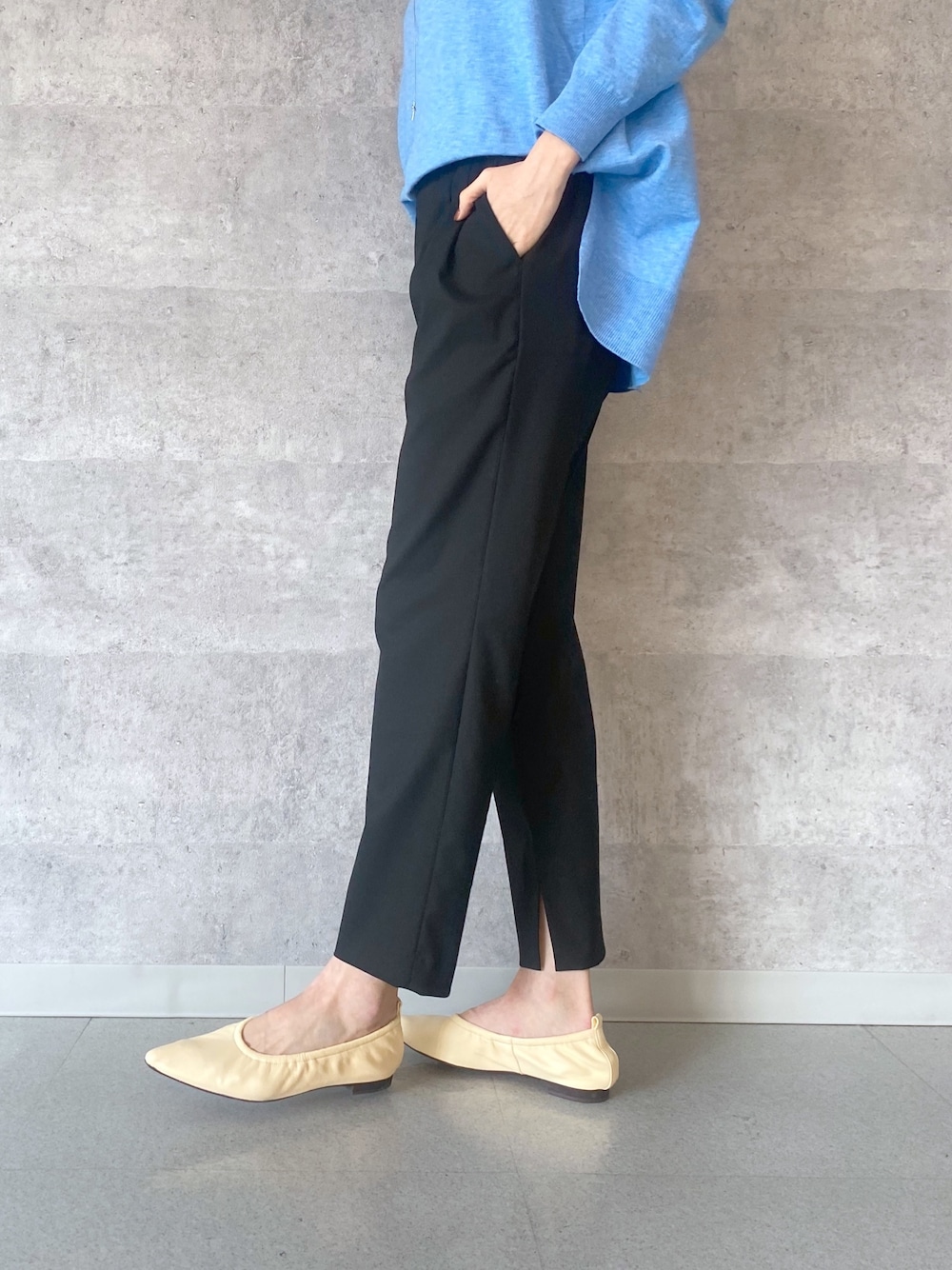 ブルー系のニット/セーター、ブルー系のショルダーバッグ、ブラック系のその他パンツを着用したレディースの冬コーディネートの5枚目の写真