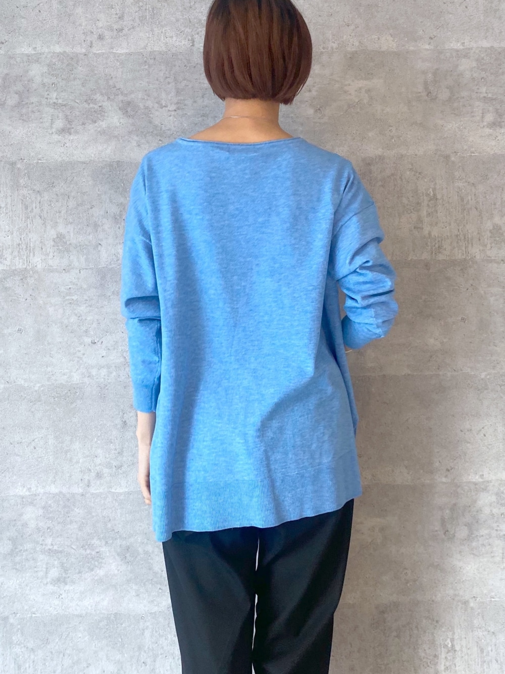 ブルー系のニット/セーター、ブルー系のショルダーバッグ、ブラック系のその他パンツを着用したレディースの冬コーディネートの3枚目の写真