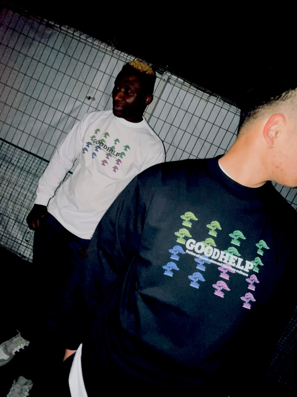 ブラック系のTシャツ/カットソーを着用したレディースの春コーディネートの1枚目の写真