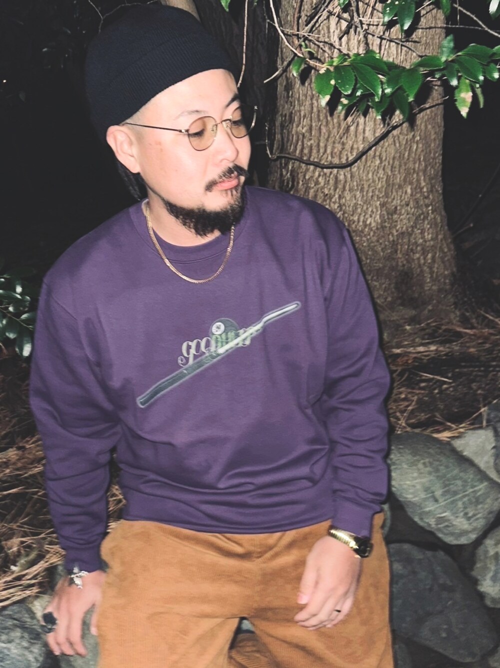 パープル系のスウェットを着用したレディースの春コーディネートの1枚目の写真