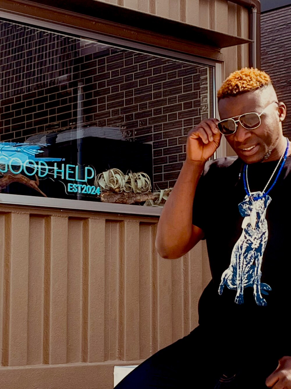 ブラック系のTシャツ/カットソーを着用したレディースの春コーディネートの1枚目の写真