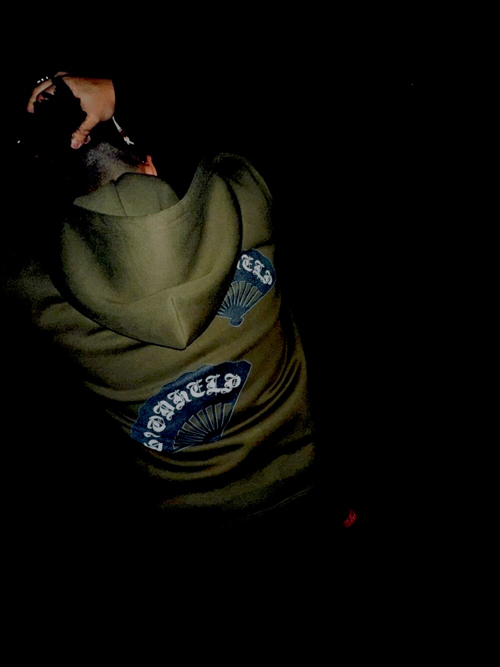 グリーン系のスウェットを着用したレディースの春コーディネートの1枚目の写真