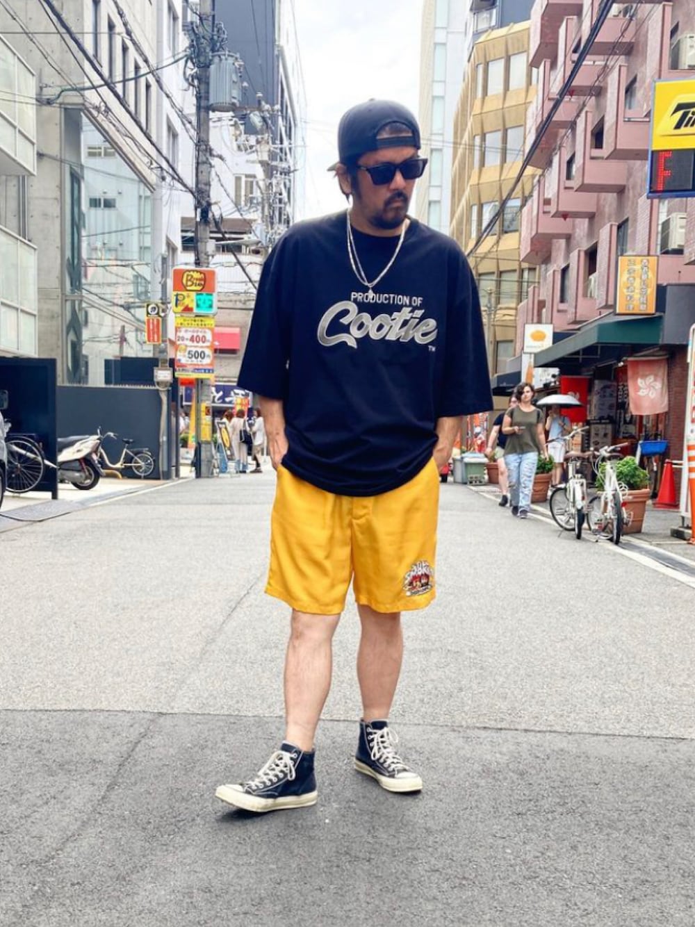 「COOTIE、WACKO MARIA、天国東京、オーバーサイズＴ、ロゴT、刺繍ロゴ、ワイドシルエット、映画コラボ、ショーツ、ストリートファッション、モミアゲ男子」｜「WACKO MARIAのアイテム（その他パンツ、イエロー系）」を使った、tinyworldさん（メンズ・172cm）の夏コーディネートの1枚目の写真