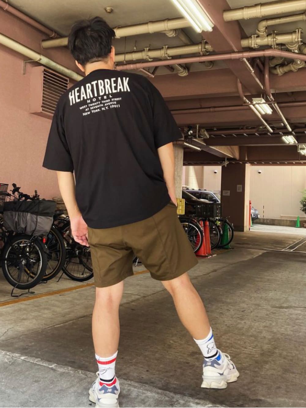 「ラファコーデ、カジュアルコーデ、ストリートコーデ、BEDWIN & THE HEARTBREAKERS、nonnative、グラフィックＴ、ショーツ、髭魔人」｜「BEDWIN & THE HEARTBREAKERSのアイテム（Tシャツ/カットソー、ブラック系）」を使った、tinyworldさん（メンズ・172cm）の夏コーディネートの1枚目の写真