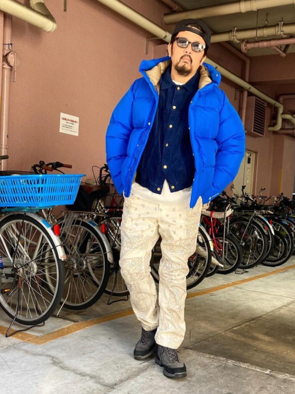 「ストリートコーデ、ダウンジャケット、nonnative、ゴアテックス、防寒、カジュアル、ストリート、モミアゲ親方」｜「nonnativeのアイテム（ダウンジャケット/コート、ブルー系）」を使った、tinyworldさん（メンズ・172cm）の冬コーディネートの1枚目の写真