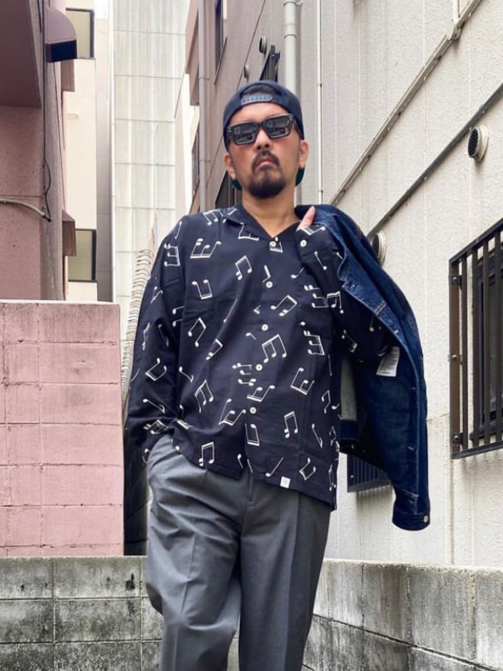 「BEDWIN & THE HEARTBREAKERS、BEDWIN、長袖シャツ、アロハシャツ、オリジナル柄、音符、モミアゲ番長」｜「BEDWIN & THE HEARTBREAKERSのアイテム（シャツ/ブラウス、ブラック系）」を使った、tinyworldさん（メンズ・172cm）の夏コーディネートの1枚目の写真