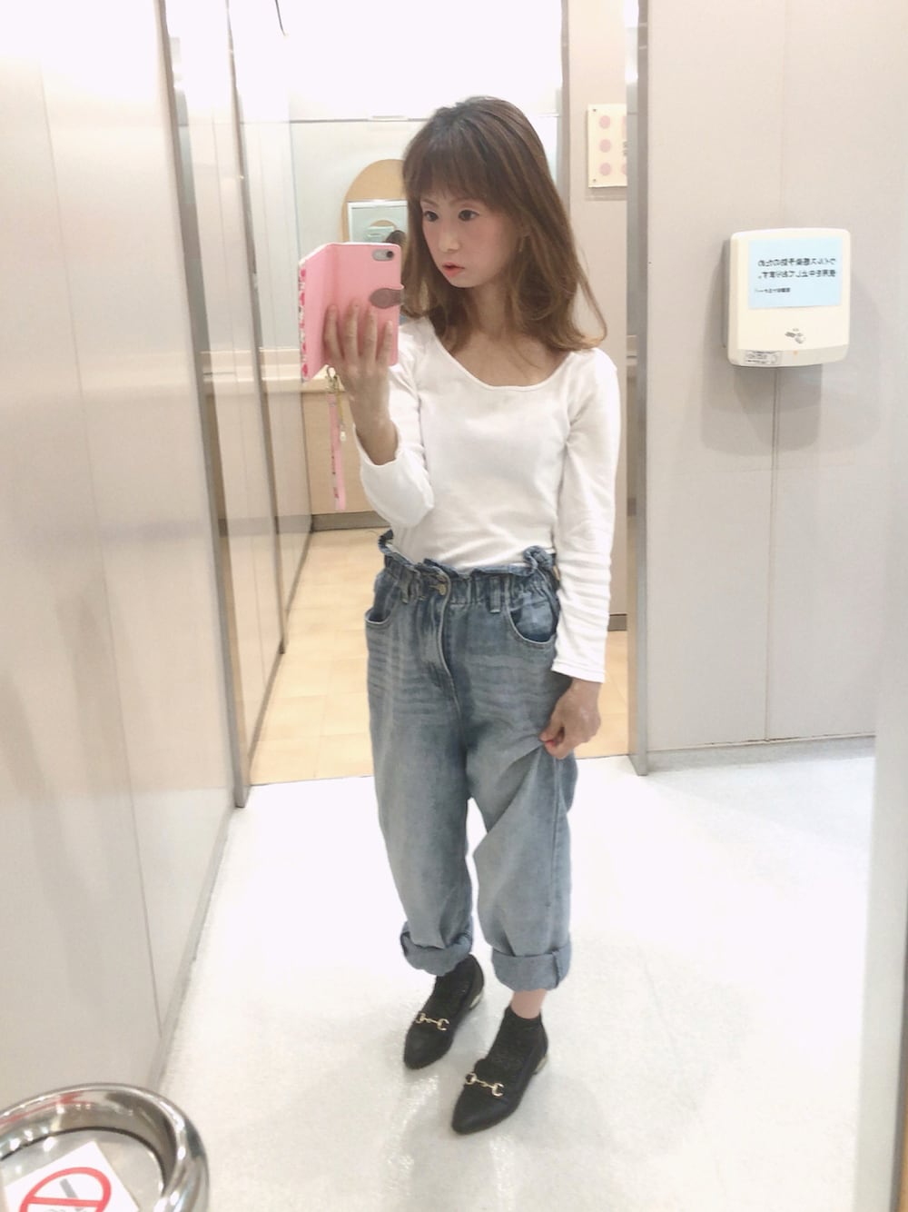 ブルー系のその他パンツ、ブラック系のローファー、ホワイト系のTシャツ/カットソーを着用したレディースの夏コーディネートの1枚目の写真