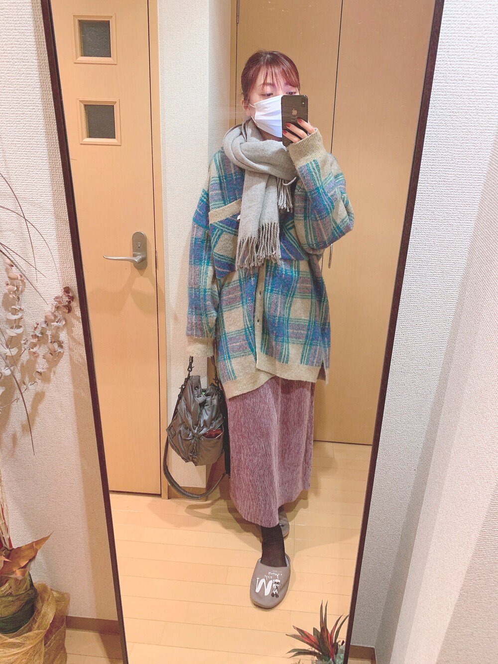 「クリスマスに着たい服、大人女子、淡色コーデ、クリスマスコーデ、プチプラ、きれいめカジュアル、おしゃれさんと繋がりたい、色遊び、可愛い、おきにいりアイテム、ootd、韓国ブランド、韓国ファッション」｜「吉田カバンのアイテム（バッグ、シルバー系）」を使った、LULUさん（レディース・163cm）の冬コーディネートの1枚目の写真