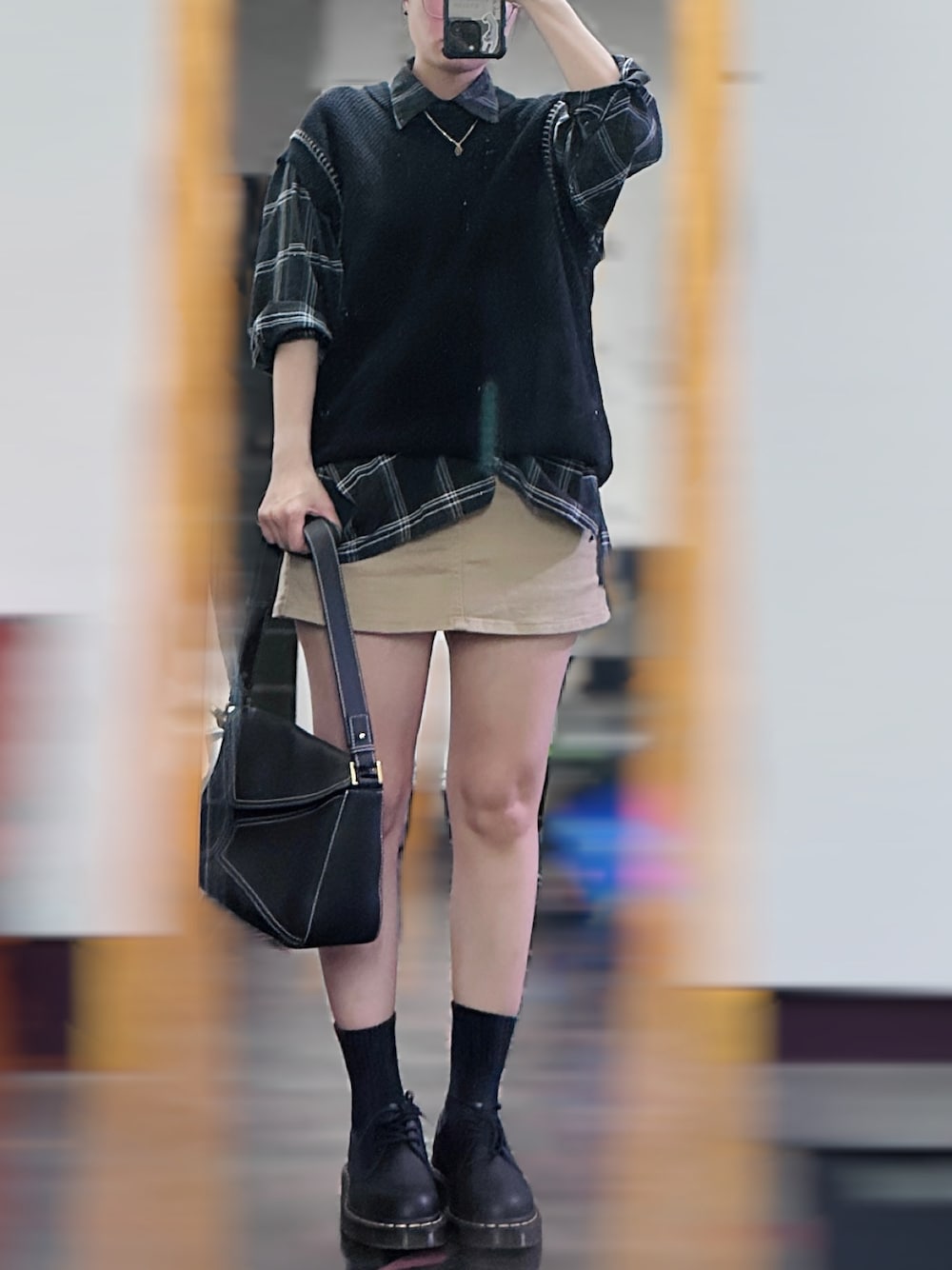 「秋冬、黑色系、格子襯衫、馬丁鞋、ootd、GU、Lavita、卡其、背心、小個子」｜「蝦皮の2018-05 $199（シャツワンピース、ブラック系）」を使った、c.s.y.さん（レディース・154cm）の秋コーディネートの1枚目の写真