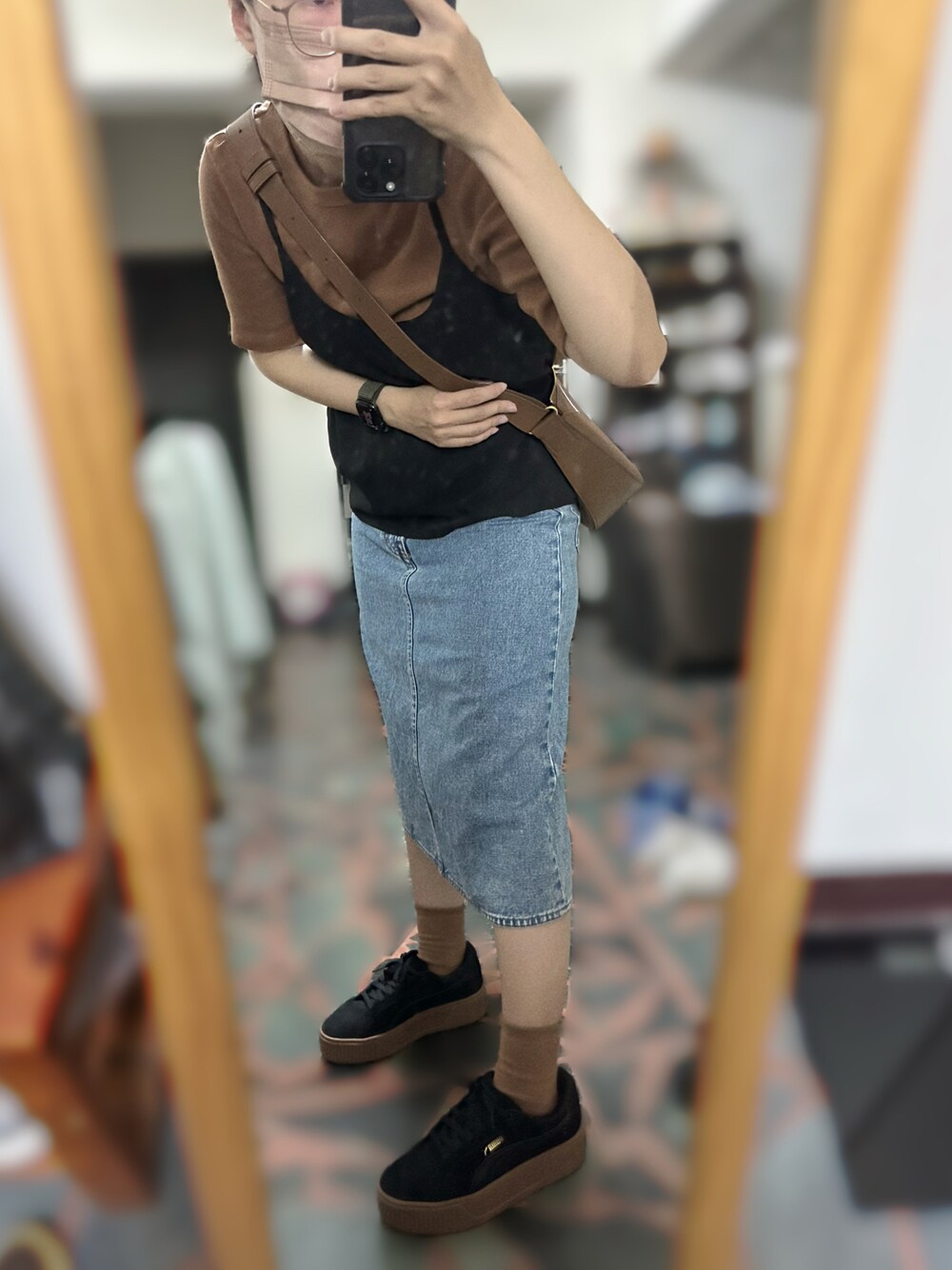 「焦糖色穿搭、UNIQLO、H&M、PUMA、厚底鞋」｜「UNIQLOの2023-03 $390 s（Tシャツ/カットソー、ブラウン系）」を使った、c.s.y.さん（レディース・154cm）の秋コーディネートの1枚目の写真