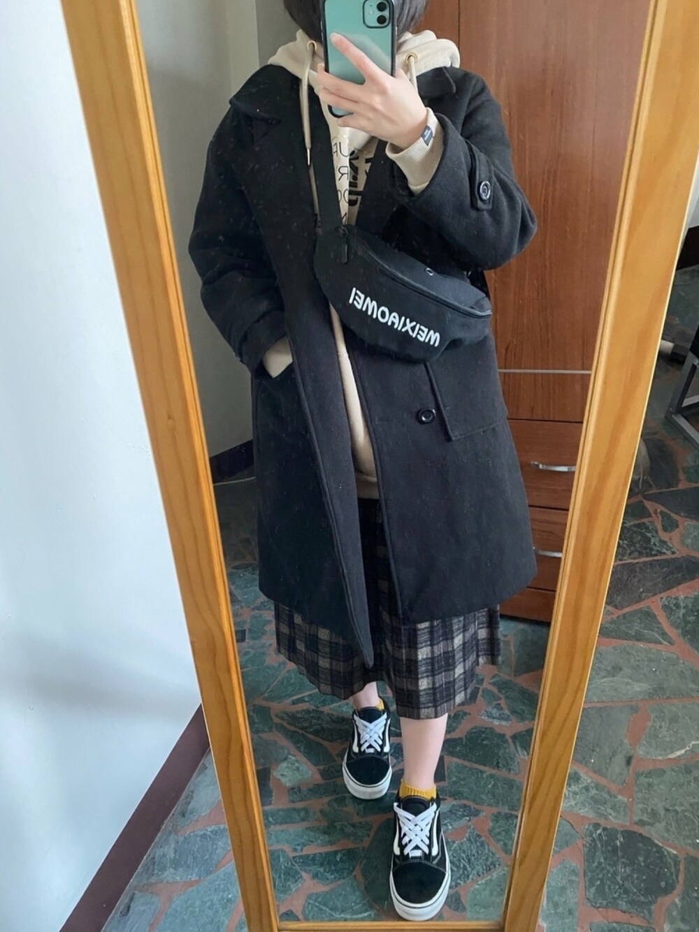 「girl、帽T、長裙、格子裙、土色、奶茶色、大衣外套、VANS、superdry、腰包」｜「SuperDryのアイテム（パーカー、ベージュ系）」を使った、c.s.y.さん（レディース・154cm）の春コーディネートの1枚目の写真
