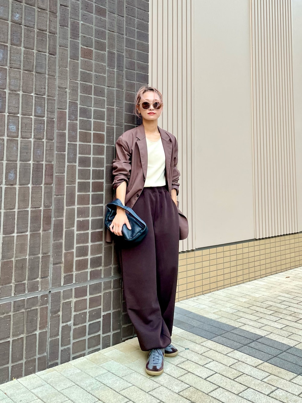 「秋コーデ、ワントーンコーデ、プチプラコーデ、プチプラ、UNIQLO、UNIQLOC、セットアップ、スポーツミックス、スニーカー、スウェットパンツ、ジャケット、ブラウン」｜「UNIQLOのアイテム（スウェットパンツ、ブラウン系）」を使った、Natsu♡さん（骨格ナチュラル・レディース・162cm）の秋コーディネートの1枚目の写真