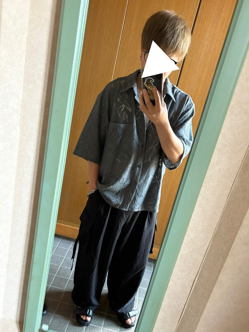 「おしゃれさんと繋がりたい、厚底サンダル、シアーシャツ、タンクトップ、CLEL、epnok、夏コーデ、タックイン、シアートップス、カーゴパンツ」｜「CLELの【CLEL】Chain Brass Necklace/チェーンブラスネックレス(サイズ調節可)（ネックレス、シルバー系）」を使った、たくやさん（メンズ・166cm）の夏コーディネートの1枚目の写真