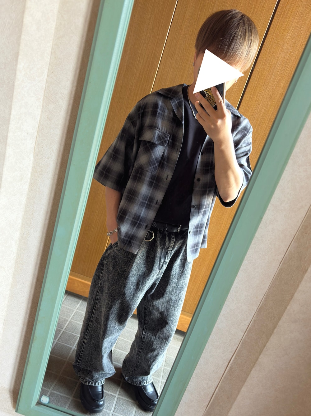 「ワイドパンツ、きれいめカジュアル、シンプルコーデ、夏服、チェックシャツ、低身長コーデ、ブラック、革靴、30代コーデ、オープンカラーシャツ、デニムコーデ、プチプラ、adrer、GU、UNIQLO」｜「GUのアイテム（シャツ/ブラウス、ブラック系）」を使った、たくやさん（メンズ・166cm）の春コーディネートの1枚目の写真