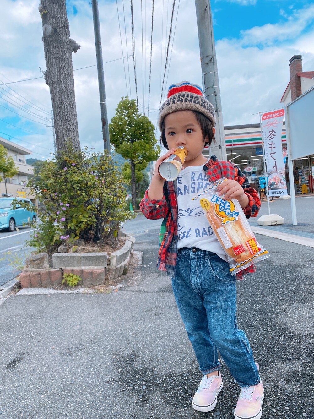 「男の子、4歳、秋コーデ、アメカジ、ニット帽、チェックシャツ、Tシャツ、デニム、デニムパンツ、カラースニーカー、gotoHollywood、DENIM DUNGAREE」｜「DENIM DUNGAREEのアイテム（ニットキャップ/ビーニー、ベージュ系）」を使った、P×Kさん（キッズ・90cm）の秋コーディネートの1枚目の写真