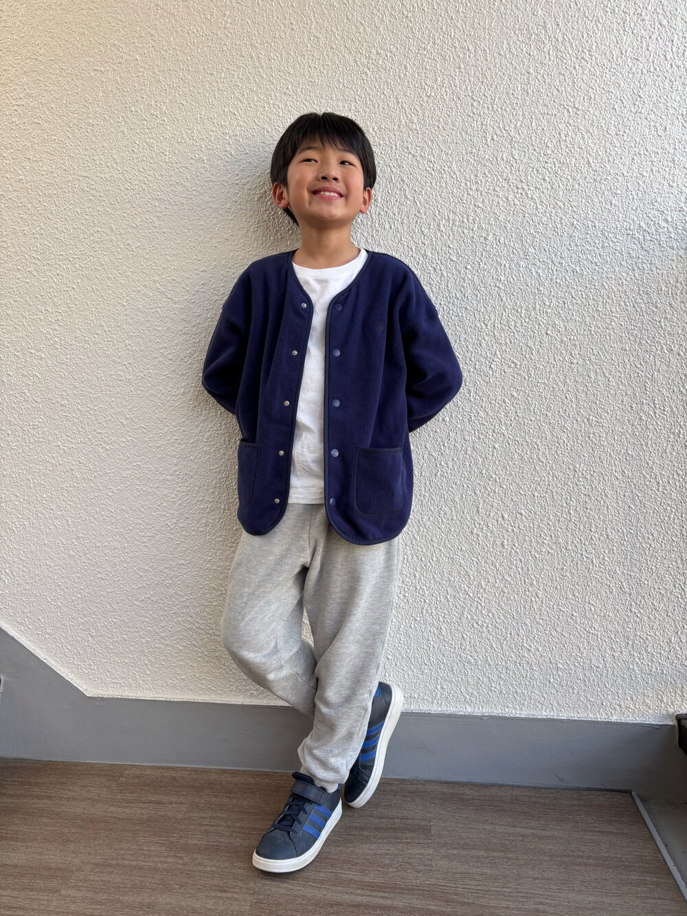 「男の子、9歳、小学生、通院スタイル、シンプルコーデ、シンプル、カジュアル、プチプラ、カーディガン、フリース、白Tシャツ、スウエットパンツ、スニーカー」｜「GUNZEの【KIDS】【GUNZE×TYPY】エアリーフリースノーカラージャケット（ノーカラージャケット、ブルー系）」を使った、P×Kさん（キッズ・110cm）の春コーディネートの1枚目の写真