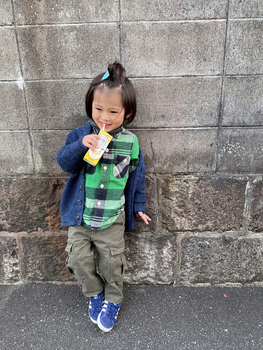 「男の子、4歳、休日スタイル、ニットカーディガン、ショールカラー、ネルシャツ、チェックシャツ、カーゴパンツ、カーキパンツ、カラースニーカー、GAP、DENIM DUNGAREE、adidas」｜「GAPのショール カーディガンセーター（ニット/セーター、ブルー系）」を使った、P×Kさん（キッズ・90cm）の冬コーディネートの1枚目の写真