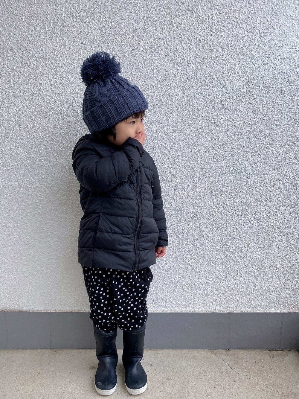 「男の子、4歳、冬コーデ、雪の日、防寒スタイル、ニット帽、中綿ジャケット、スウエットパンツ、柄パンツ、ドット柄、長靴」｜「no brandのアイテム（ニットキャップ/ビーニー、ブルー系）」を使った、P×Kさん（キッズ・90cm）の冬コーディネートの1枚目の写真