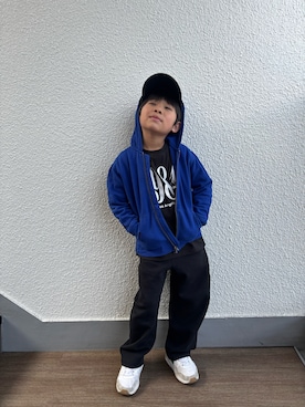 「b・ROOM（ビールーム）の【カイテキ天竺】選べる7パターンアソートロゴプリントTシャツ（Tシャツ/カットソー、ブラック系）」を使った、P×Kさん（キッズ・120cm）の春コーディネート