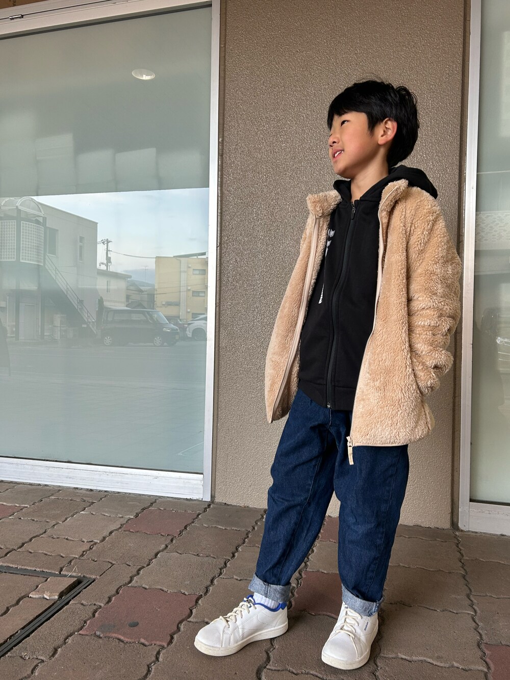 「男の子、小学生、冬休み、冬休みコーデ、スポーツmix、フリースジャケット、パーカー、デニムパンツ、白ソックス、白スニーカー、ユニクロ、PUMA、GU」｜「UNIQLOのアイテム（ジャケット/アウター、ベージュ系）」を使った、P×Kさん（キッズ・128cm）の冬コーディネートの1枚目の写真