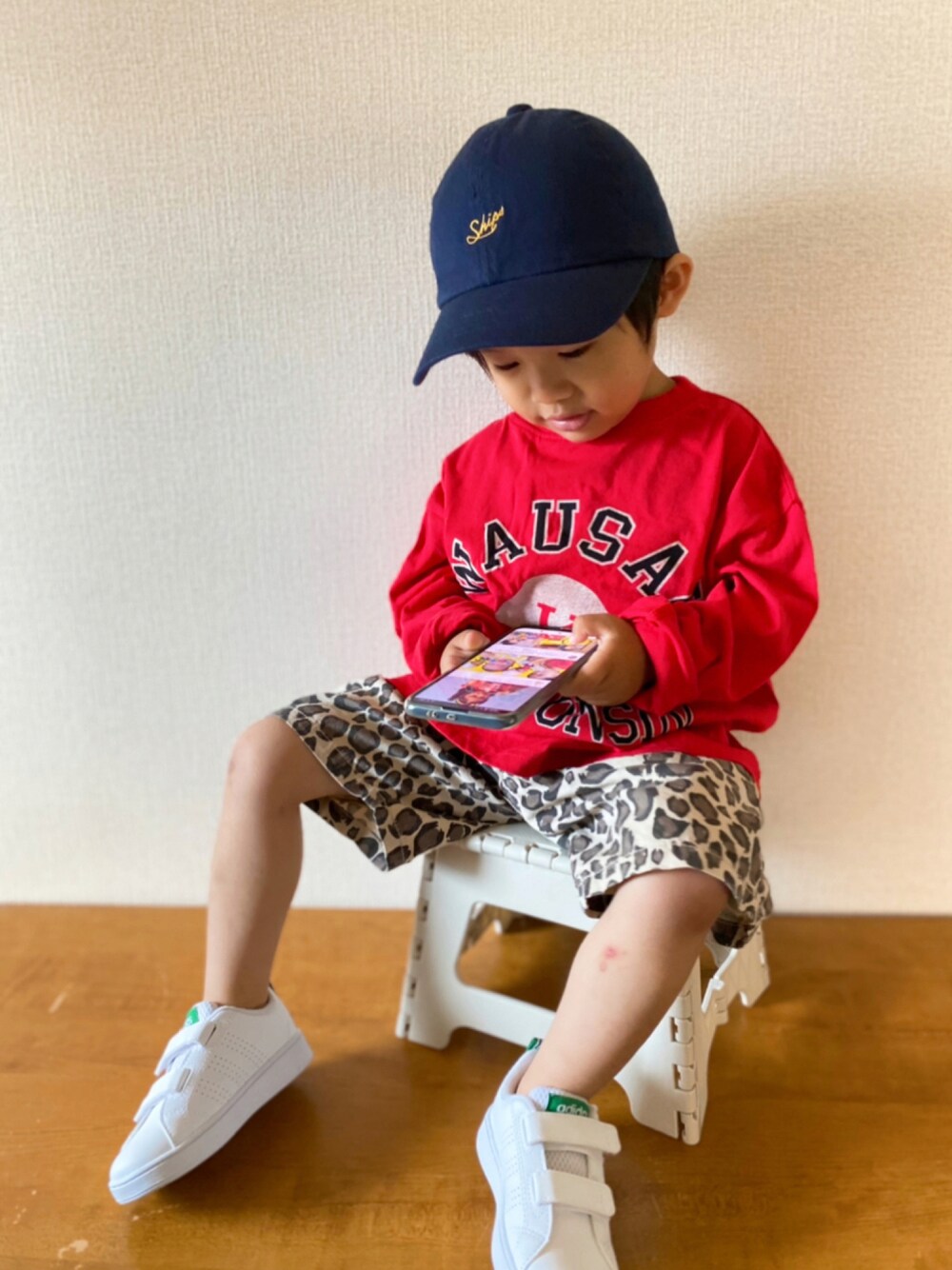 「レオパード、キャップ、adidas、ロンT、オーバーサイズ、ハーフパンツ、白スニーカー、3歳、男の子、秋コーデ、だから秋服が好き」｜「SHIPSのSHIPS KIDS:ベビー ワンポイント ロゴ キャップ（キャップ、ブルー系）」を使った、P×Kさん（キッズ・110cm）の秋コーディネートの1枚目の写真