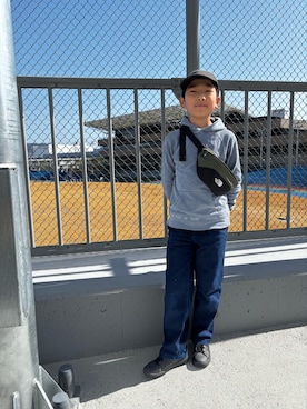 「adidas（アディダス）の《adidas》GRANDCOURT2.0ELK（スニーカー、ブラック系）」を使った、P×Kさん（キッズ・120cm）の春コーディネート